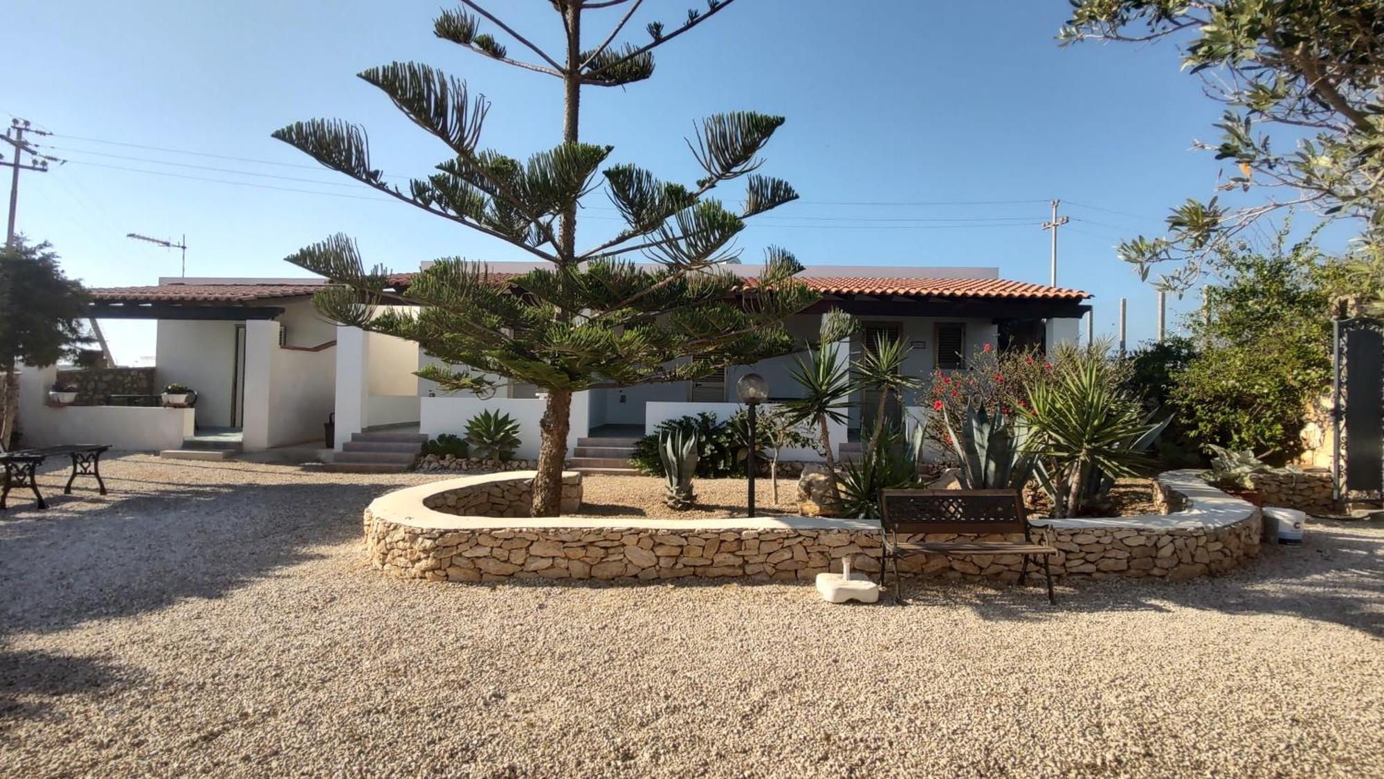 Lo Zodiaco Aparthotel Lampedusa Bagian luar foto